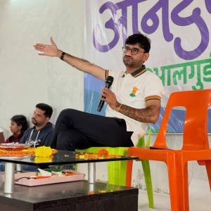 आयर्लंड विद्यापीठाचे प्राध्यापक नानासाहेब थोरात जेनझींशी बोलताना...